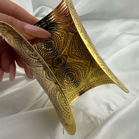 Egypt style klopa Cleopatra Engraved Cuff Bracelet - Picture 9 of 13